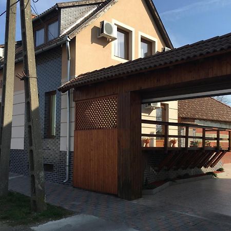 Abszolut Hotel Es Panzio Nyírbátor Εξωτερικό φωτογραφία