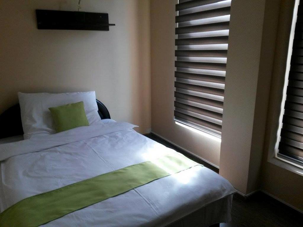Abszolut Hotel Es Panzio Nyírbátor Δωμάτιο φωτογραφία