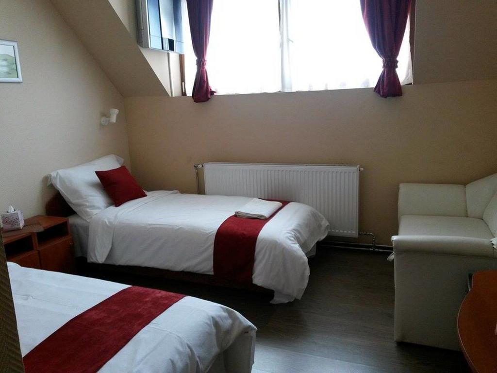 Abszolut Hotel Es Panzio Nyírbátor Δωμάτιο φωτογραφία