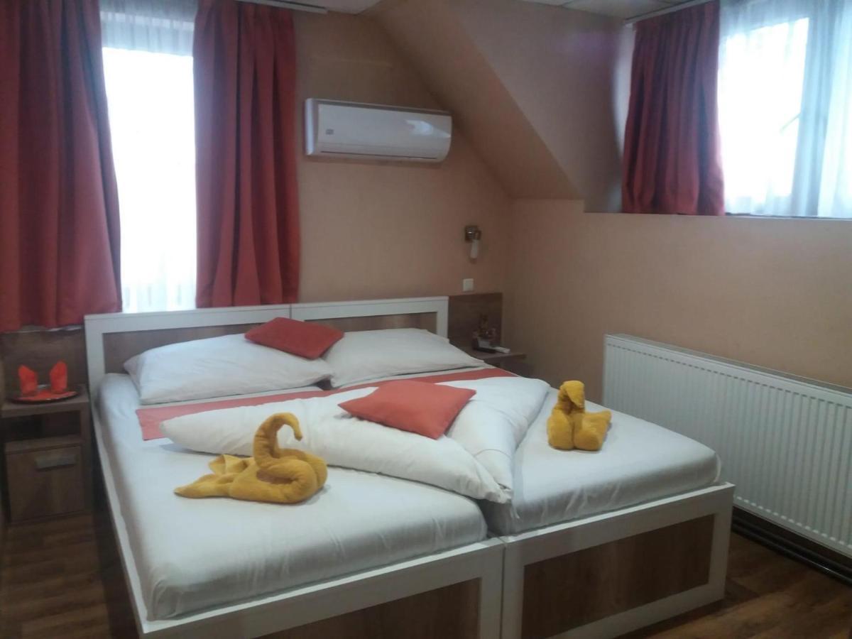 Abszolut Hotel Es Panzio Nyírbátor Εξωτερικό φωτογραφία