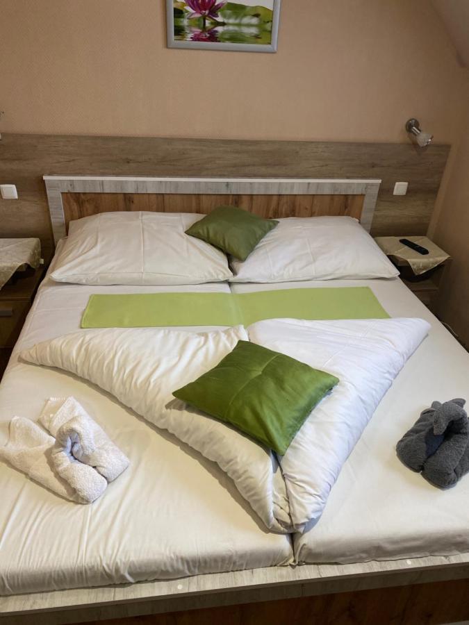 Abszolut Hotel Es Panzio Nyírbátor Εξωτερικό φωτογραφία
