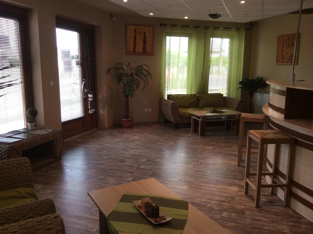 Abszolut Hotel Es Panzio Nyírbátor Εξωτερικό φωτογραφία