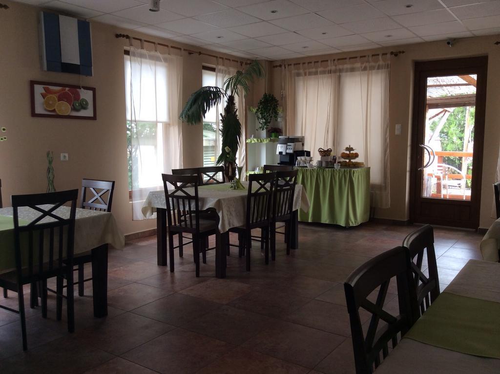Abszolut Hotel Es Panzio Nyírbátor Εξωτερικό φωτογραφία