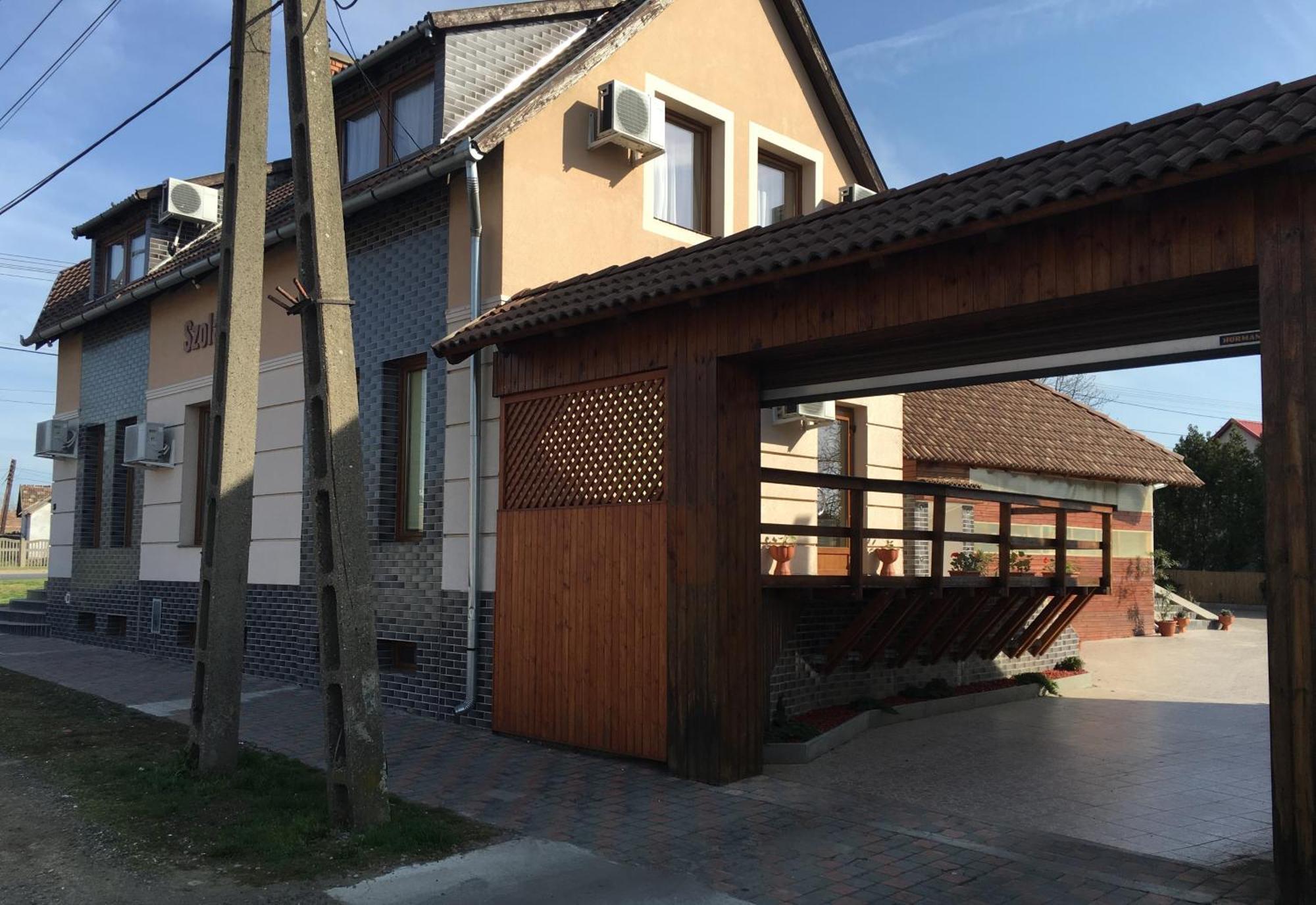 Abszolut Hotel Es Panzio Nyírbátor Εξωτερικό φωτογραφία