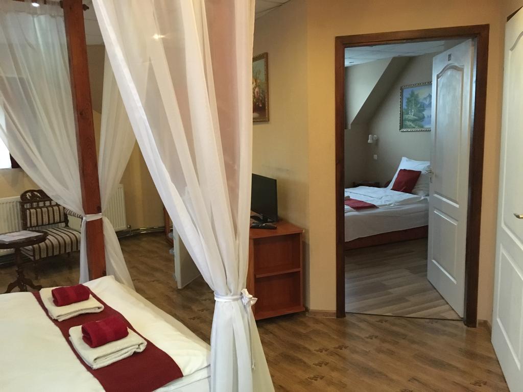 Abszolut Hotel Es Panzio Nyírbátor Δωμάτιο φωτογραφία