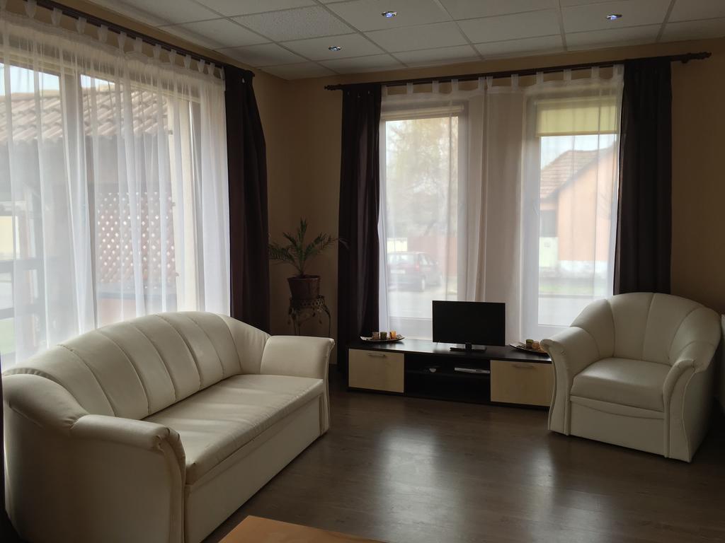 Abszolut Hotel Es Panzio Nyírbátor Εξωτερικό φωτογραφία