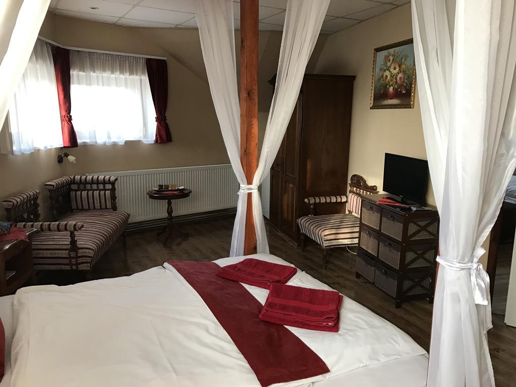 Abszolut Hotel Es Panzio Nyírbátor Εξωτερικό φωτογραφία