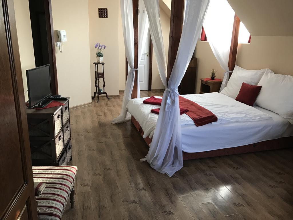 Abszolut Hotel Es Panzio Nyírbátor Εξωτερικό φωτογραφία