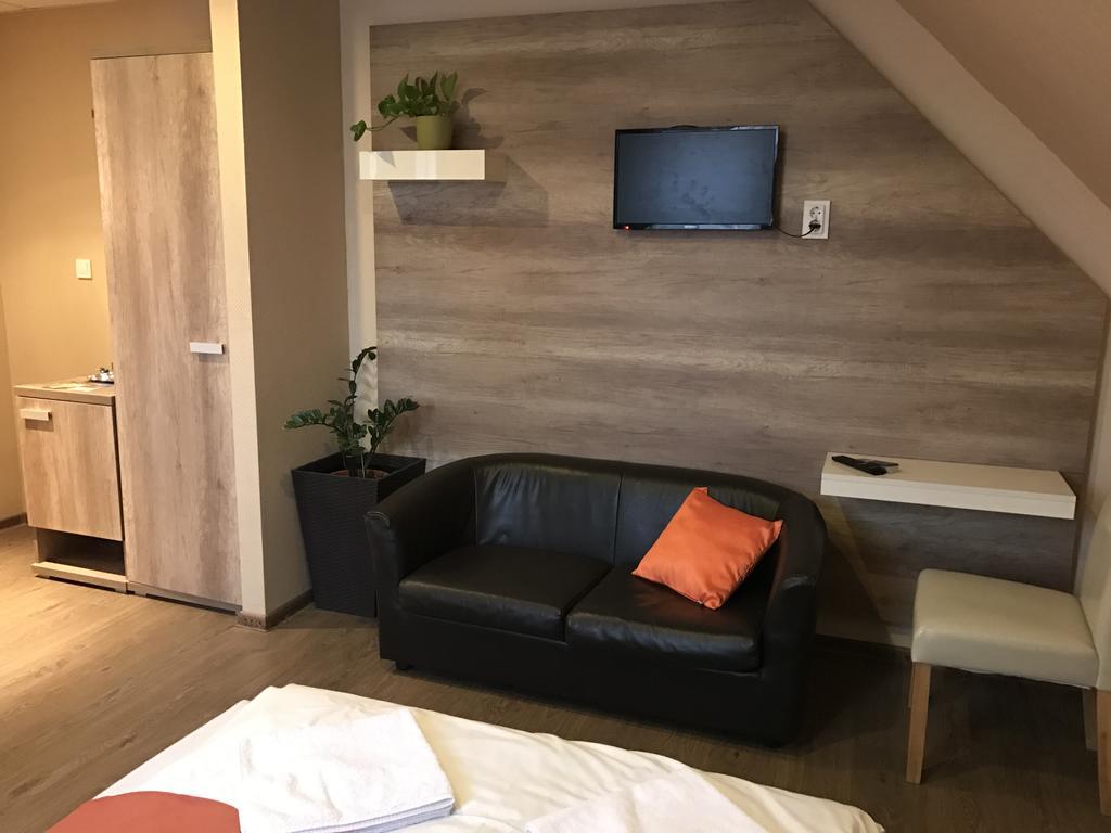 Abszolut Hotel Es Panzio Nyírbátor Εξωτερικό φωτογραφία