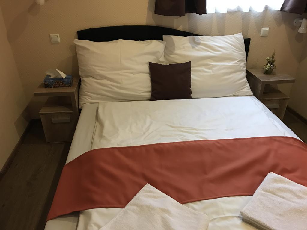 Abszolut Hotel Es Panzio Nyírbátor Εξωτερικό φωτογραφία