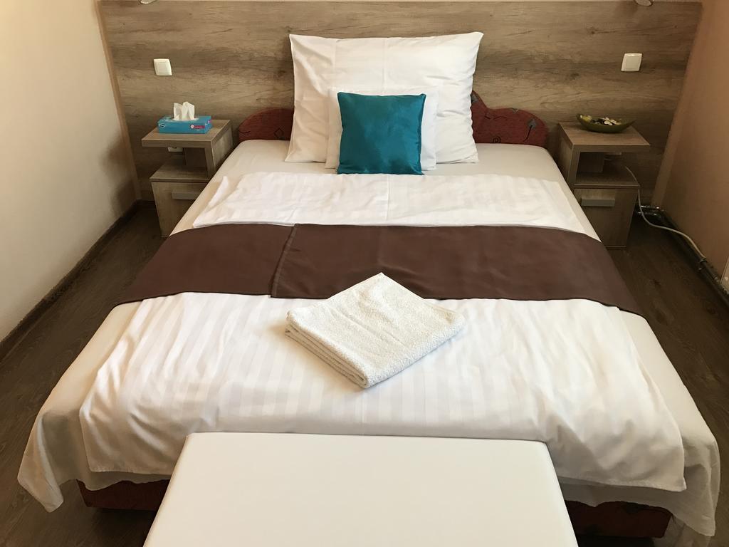 Abszolut Hotel Es Panzio Nyírbátor Εξωτερικό φωτογραφία