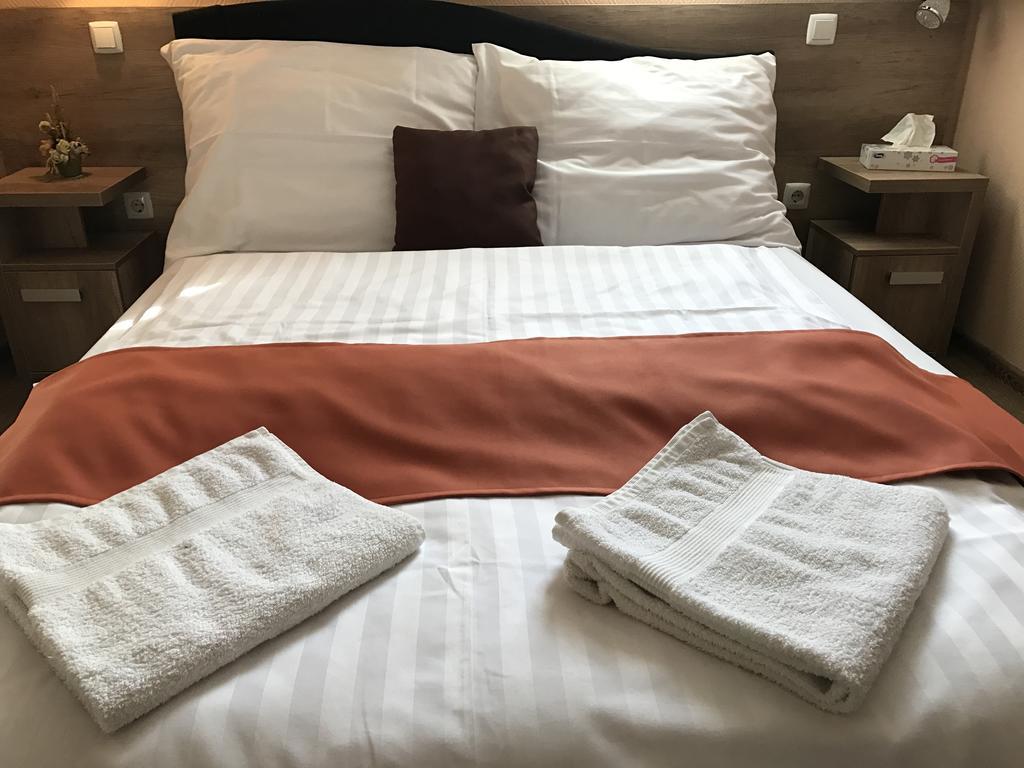 Abszolut Hotel Es Panzio Nyírbátor Εξωτερικό φωτογραφία